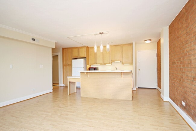 Building Photo - Student-Friendly UVA Apartment (Lease Pend...