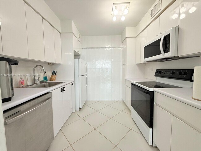 Foto del edificio - 100 Bayview Dr