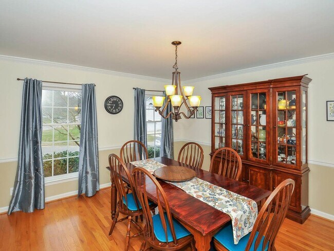 Building Photo - Beautiful 4 Bedroom with Fenced yard! 15 M...