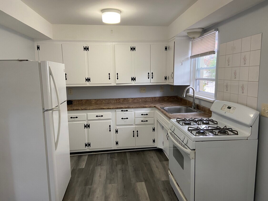 Kitchen - 124 Johnson Ave