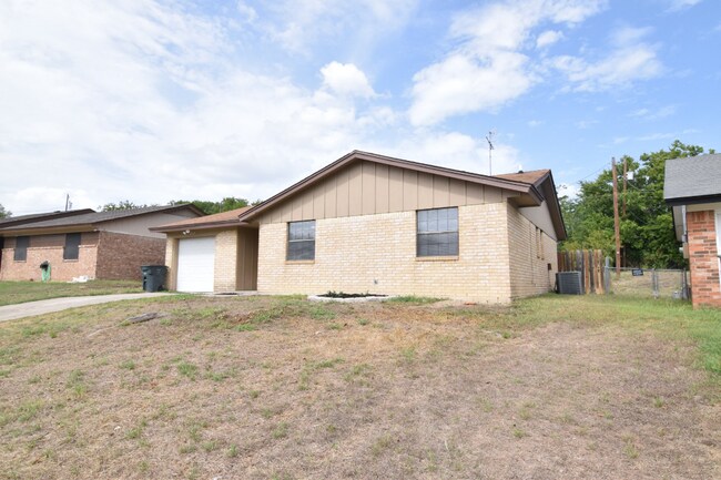 Building Photo - 2517 Hidden Valley Dr