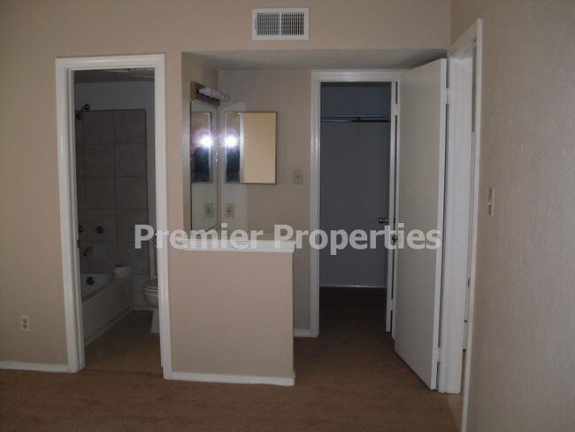 Building Photo - 445 Dollins St