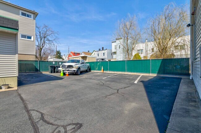 Building Photo - 11 Isabella Ave