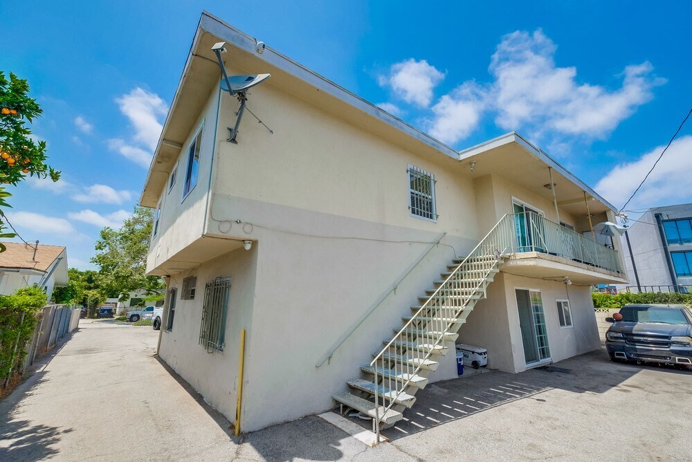Escaleras - Cloverdale Apartments