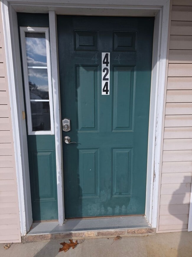 Building Photo - 3 Bedroom 2 1/2 bath ** End Unit** Townhome for Rent in Waynesboro