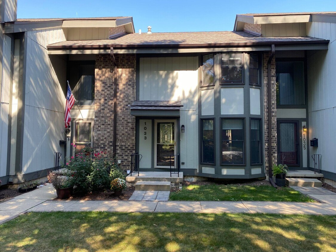 Primary Photo - 1033 E Benton Ave