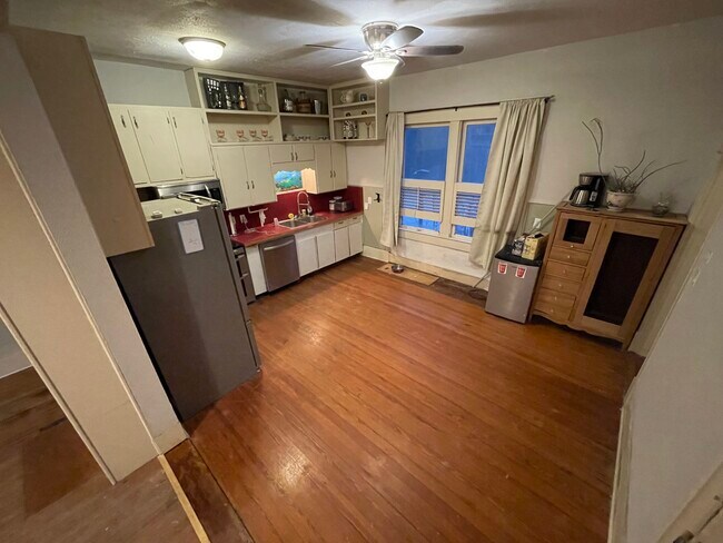 Foto del edificio - 2501 N Hughes Ave