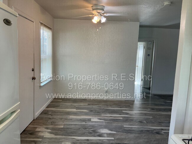 Foto del edificio - Close to Freeway, Shopping Single Story 2 Bedroom 1 Bath Large yard 1 Car Garage Drought Resistan...