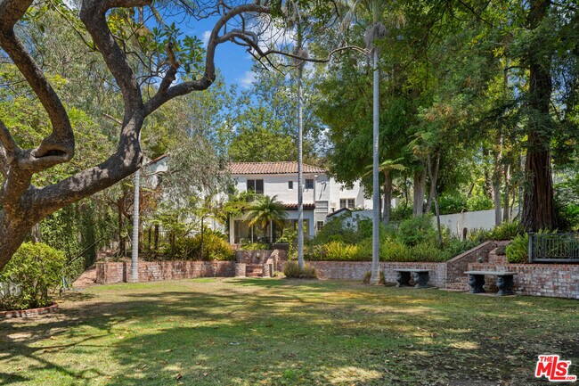 Building Photo - 808 Woodacres Rd