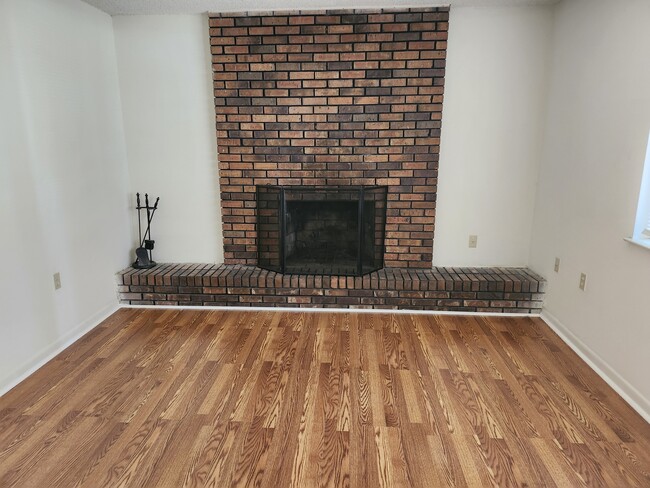 Building Photo - 931 McFarlan Ave