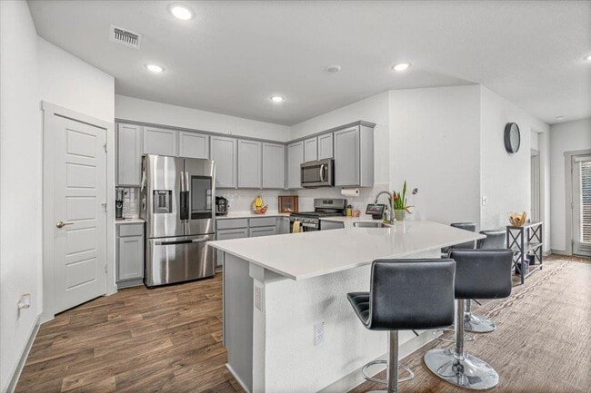 Building Photo - 3001 Egan Dr