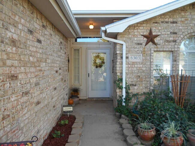 Building Photo - Beautiful 3/2/2 with a Large Master Bedroom