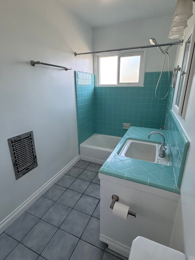 Bathroom - 4306 W 101st St