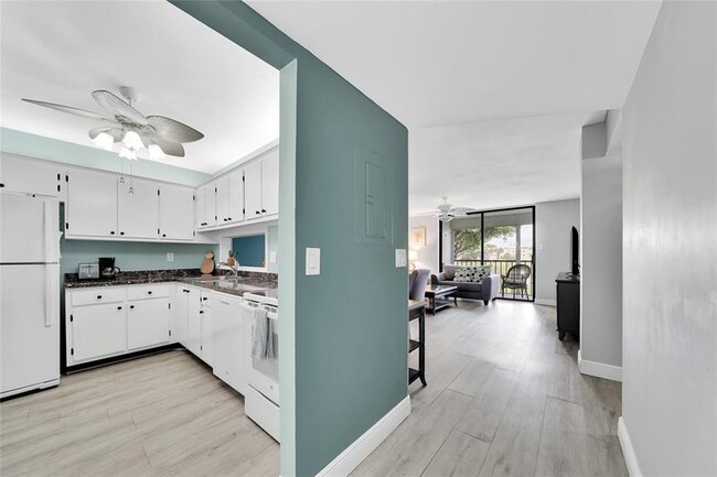 Building Photo - 5250 Las Verdes Cir