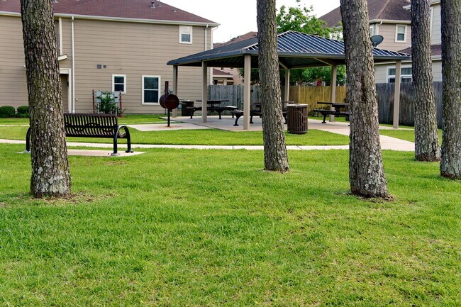 Foto del edificio - 16016 Summerville Lake Dr