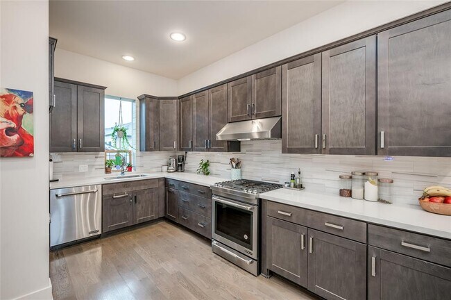 Foto del edificio - 1215 W 23rd St