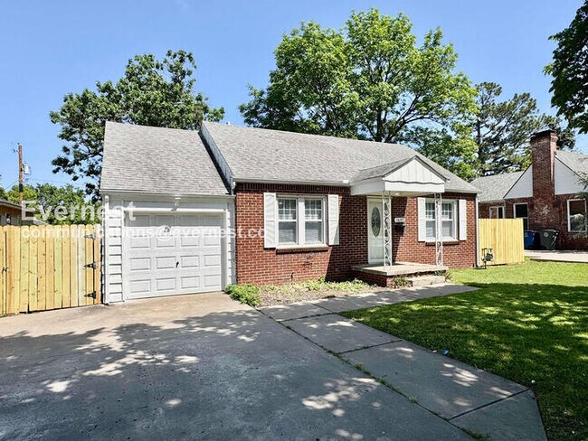 Foto del edificio - 2 Bed/1 Bath Home with Garage / Pet-Friendly / Available Now!