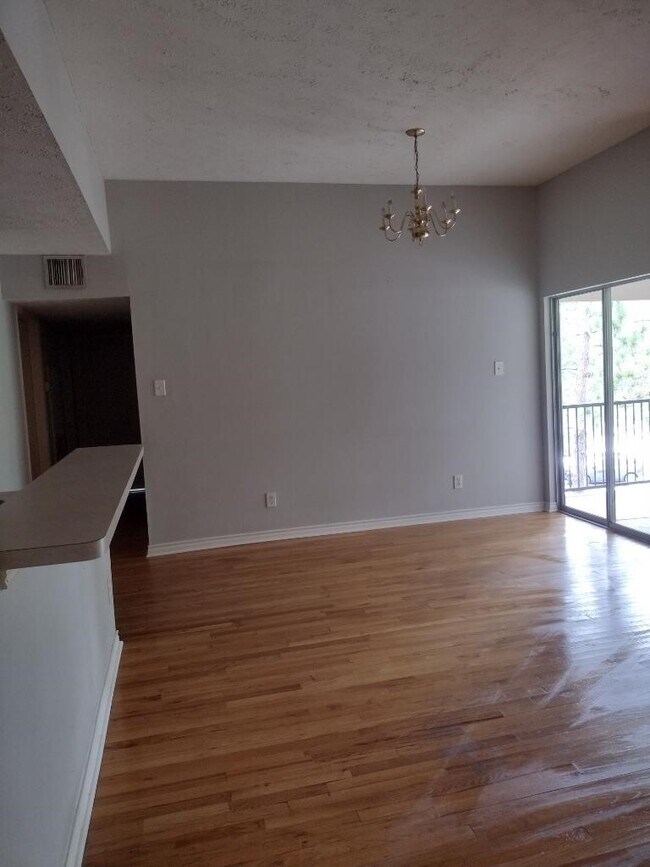 Foto del edificio - 8051 Bay Branch Dr