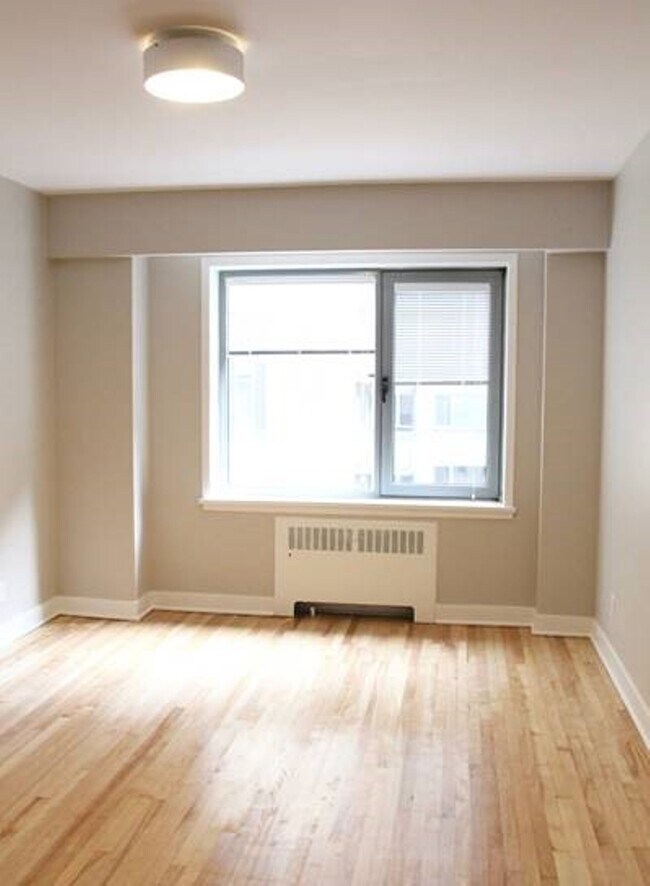 Building Photo - 3495 Rue de la Montagne