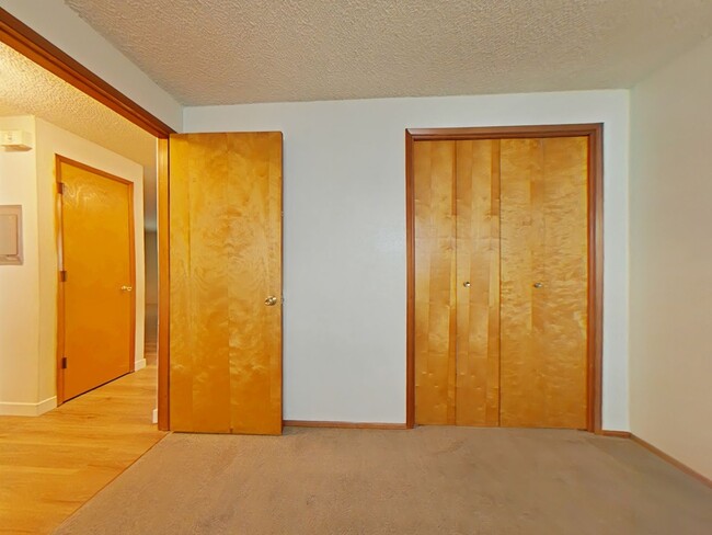 Building Photo - 2 Bedroom Apartment ~ Close to Campus
