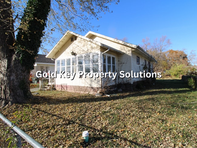 Building Photo - Open Floor Plan 2 BR 1 BA House with Sun P...