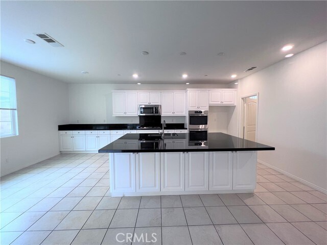 Building Photo - 3245 E Yosemite Dr