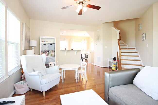 Building Photo - Small Pet-Friendly End-Unit Pantops Townhome
