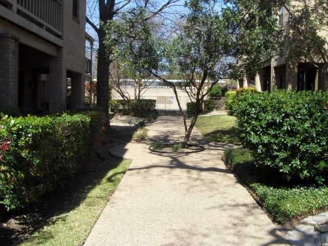 Foto del edificio - 611 E 45th St