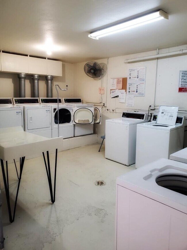 Foto del edificio - 6501 Winfield Blvd