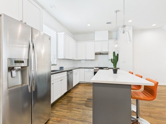 Building Photo - 2761 Clinton Dr