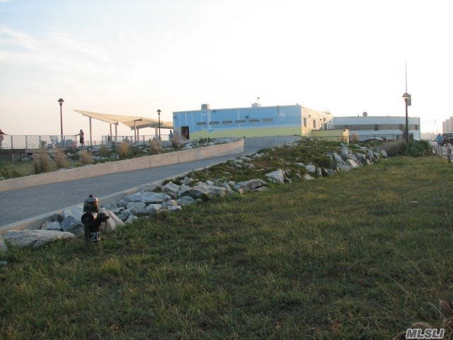 Foto del edificio - 220 Beach 100th St