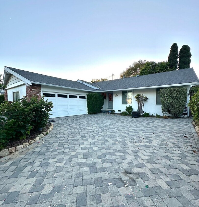 Foto principal - Beautifully updated 4 bedroom home in Gole...