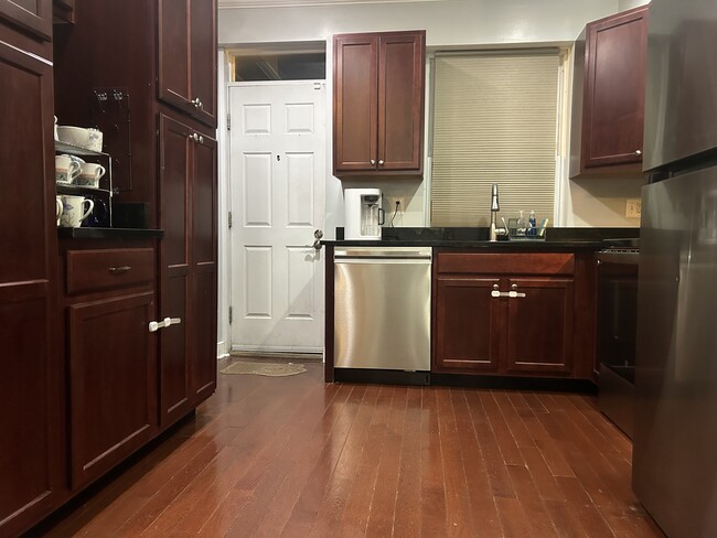 Cocina, vista 1 - 128 N Belnord Ave