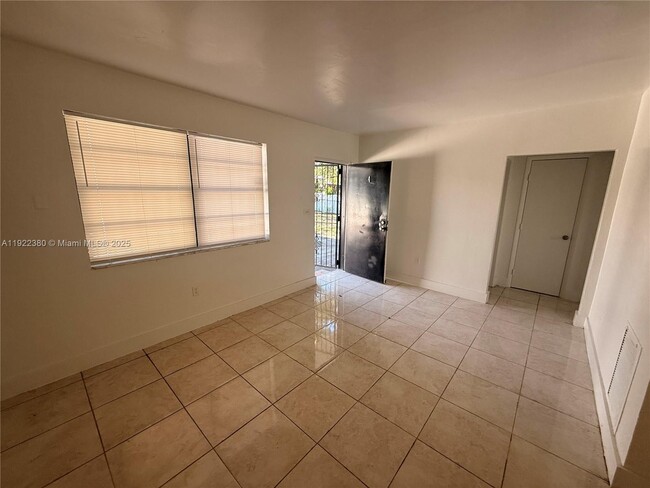 Foto del edificio - 3701 NW 24th Ave