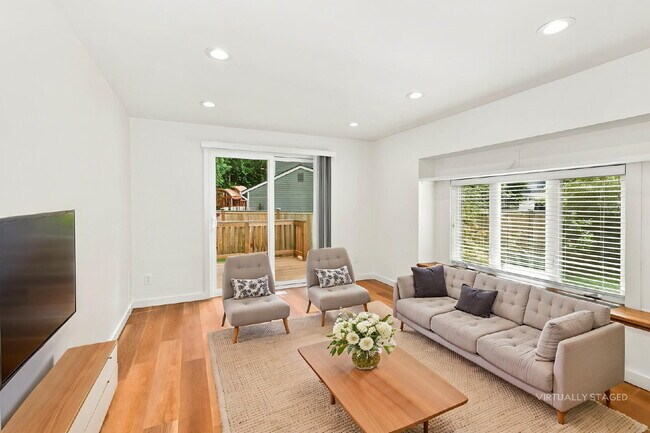 Foto del edificio - **FULLY REMODELED SAMMAMISH HOME WITH HUGE FENCED YARD!** AVAILABLE NOW FOR RENT!!!