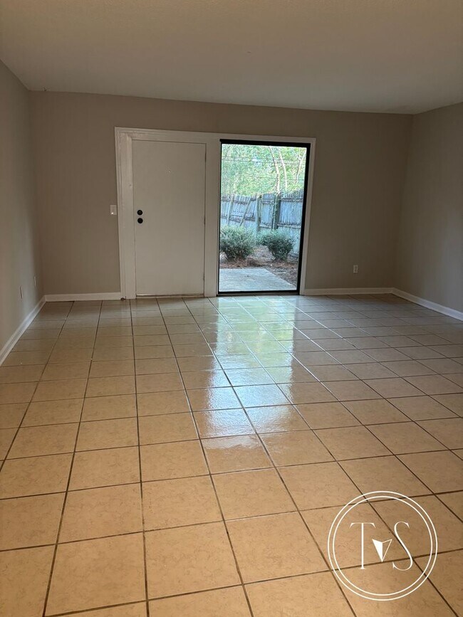 Foto del edificio - RATE DROP ALERT (was $1400/month) and SUMMER MOVE-IN SPECIAL: 50% OFF 1st MONTH'S RENT!**