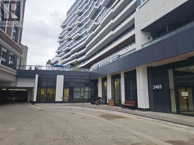Photo du bâtiment - 2485 Eglinton Ave W