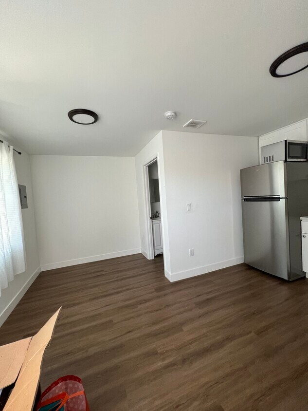 Building Photo - 2504 Vineyard Ave