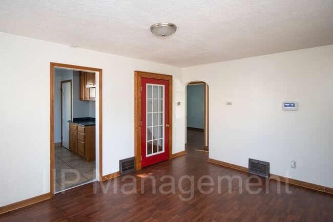 Building Photo - Updated 3BD Home in Brooklyn Area