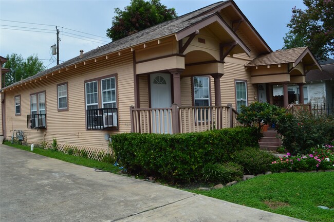 Building Photo - 303 Vincent St