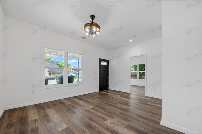 Building Photo - New 3/2 In Historic Southside Fort Worth! ...