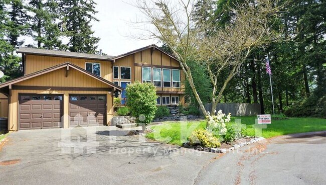 Building Photo - 4 Bedroom House With Perfect Location to C...