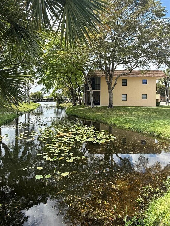 Foto del edificio - 2 Briarwood Cir