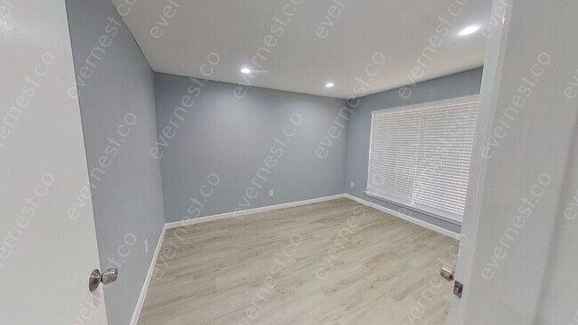 Building Photo - 10562 High Hollows Dr