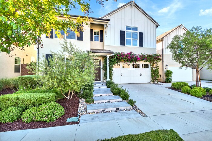 Primary Photo - Light and bright 4 bedroom 3 bath beauty i...