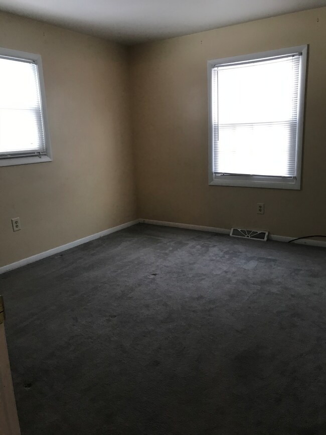 bedroom - 4050 W Lake Rd