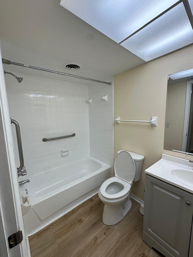 Foto del edificio - 1320 Moreland Dr