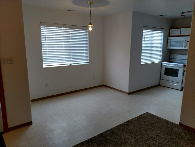 Building Photo - ALL PROSPECTIVE TENANTS MUST SUBMIT A $58 NON-REFUNDABLE APPLICATION FEE PER APPLICANT ONLINE AND...