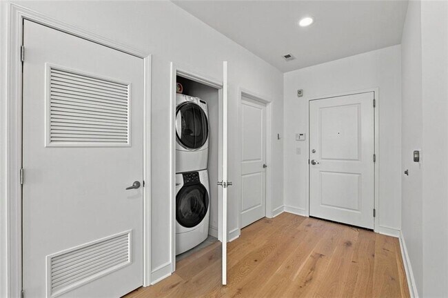 Foto del edificio - 950 W Peachtree St NW