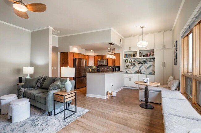 Foto del edificio - Modern Art Deco Two Bedroom Condo in Nob Hill